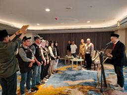 Panwaslu Lantik 286 PTPS dari 6 kelurahan se-kecamatan Sukomanunggal Di Hotel Vasa