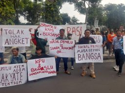 Berhadapan, Aksi Masa Pro dan Kontra Hak ANGKET di Depan Grahadi