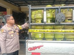 Polisi Bongkar Aksi Empat Sekawan Pengoplos Gas LPG 3 Kg di Indramayu