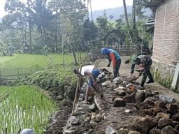 Jadi Wujud Kebersamaan Bersama, Babinsa Ngrambe Gotong-Royong Benahi Saluran Irigasi dengan Warganya