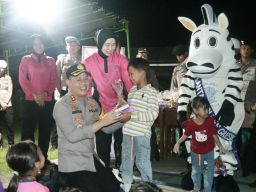 Tiba di Pulau Bawean, Kapolres Gresik langsung Hibur Anak-Anak Korban Gempa