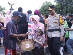 Ramadhan Berkah, 500 Paket Takjil Untuk Warga Dibagikan oleh Bhayangkari Polres Situbondo