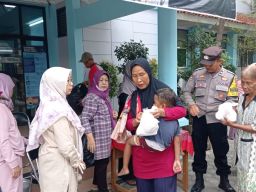 Pastikan aman,Bhabinkamtibmas Sukapura, Polsek Utbar Polres Cirebon Kota monitoring pembagian Takjil