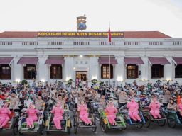 Berbagi Berkah di Bulan Ramadhan, Polrestabes Surabaya Ajak Ratusan Abang Becak Buka Puasa Bersama