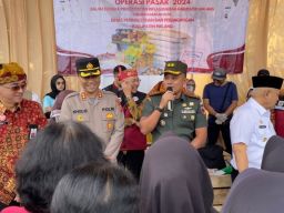 Guna Kendalikan Inflasi Harga Bahan Pangan Jelang Lebaran, Letkol Inf Yuda Sancoyo Gelar Operasi Pasar Rakyat Dampit