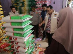 Bapokting Jelang Lebaran Aman Tim Satgas Pangan Polda Jatim Terus Pantau di Sejumlah Pasar