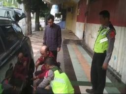 Ban Mobilnya Bocor di Situbondo Pemudik Asal Mojokerto Apresiasi Kesigapan Polisi Bantu Tangani
