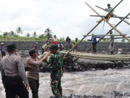TNI-Polri dan Warga Lumajang Gotong Royong Bangun Jembatan Darurat Pasca Banjir Lahar Dingin Gunung Semeru