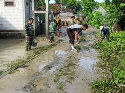 Polisi Bersama TNI dan Warga Gotong Royong Bersihkan Material Luapan Sungai Jurang Dandang di Nganjuk  