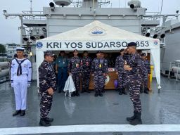 KRI YOS-353 TERIMA KUNJUNGAN ASKOMLEK KASAL.