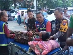 Sigap dan Tanggap, Lihat Warganya Sakit Polisi di Mojokerto Bantu Antar ke Rumah Sakit