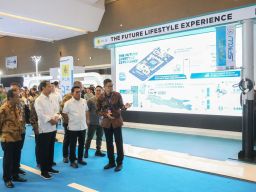 Dikunjungi Presiden Jokowi, Dirut PLN Paparkan Kesiapan Ekosistem Kendaraan Listrik di Booth PLN di