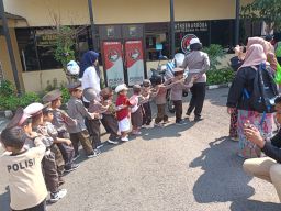 Polres Pelabuhan Tanjung Perak Tanamkan Disiplin Lalu Lintas Sejak Usia Dini