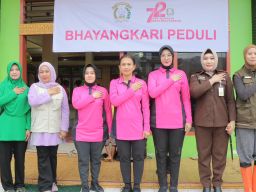 Sapa Pengungsi Banjir Bandang Sumbar, Ketum Bhayangkari Hibur Anak-anak Pengungsi