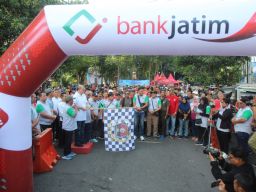 Ribuan Orang Ramaikan Jalan Sehat Bareng PWI Jatim