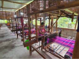 Kehadiran Listrik untuk Rakyat: PLN UIP JBTB Dukung Perempuan Ringdikit dengan Alat Tenun dan Pelatihan