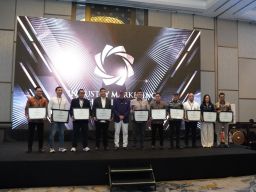 General Manager PLN Icon Plus Jatim Raih Penghargaan Jawa Timur Industry Marketing Champion 2025