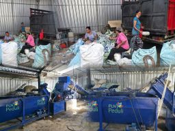 Wujudkan Bali Bersih, PLN UIP JBTB Sulap Sampah Plastik Jadi Peluang Ekonomi di Desa Nyitdah