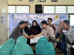 Lewat Gerakan Terang Bersama, YBM PLN UIP JBTB Tebus Ijazah dan Edukasi Kelistrikan MA Hasyim Asy’ari Surabaya