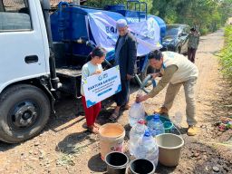 Kekeringan Meluas, YBM PLN UIP JBTB Salurkan 50 Ribu Liter Air Bersih ke Bondowoso dan Mojokerto