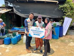 Di Tengah Kekeringan, YBM PLN UIP JBTB dan Srikandi PLN Salurkan 40 Ribu Liter Air untuk Warga Lamongan