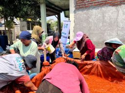 Tanggap Dampak El Nino, PLN UIP JBTB Bersama YBM dan Srikandi PLN Salurkan Air Bersih Bagi Warga Lamongan