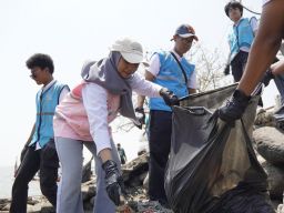 Srikandi PLN Icon Plus Jatim Bersama Warga Jaga Lingkungan Pesisir Kampung Nelayan Kalibuntu