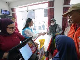Semangat Hari Sumpah Pemuda, Dekatkan Layanan ke Desa, PLN dan Wamendagri Dorong Transaksi Listrik Mudah Lewat KDKMP