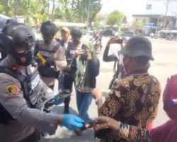 Patroli Pamor Keris Polsek Tambaksari Bagikan Jas Hujan dan Vitamin