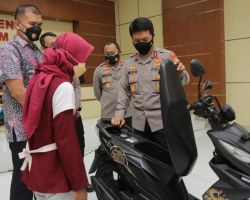 Kapolda Jawa Timur Kembalikan Motor Milik Korban Pencurian Ojek Online