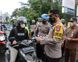 Ingatkan Prokes dan Patuh Aturan Lalulintas Kapolres Bondowoso Turun Jalan Bagi - bagi Masker