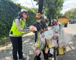 Berikan Himbauan Patuh Prokes Polwan Polda Jatim Berbagi Sembako