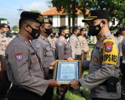 Capaian Vaksinasi Dinilai Baik, Bhabinkamtibmas Terima Penghargaan dari Kapolres Bondowoso