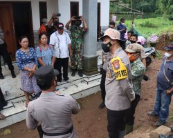 Tanggap Bencana, Kapolres Bondowoso Beri Bantuan Korban Puting Beliung