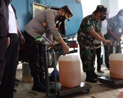 Kapolres Bojonegoro Bersama Dandim Pantau Pendistribusian 10 Ribu Liter Migor