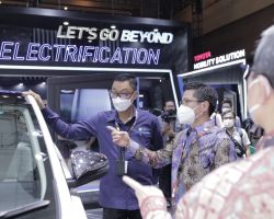 PLN Dukung Toyota Kembangkan Kendaraan Listrik di Indonesia