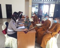 Tim Vaksinator Polres Batu Gelar Vaksinasi di STAB Kertarajasa dan Padepokan Dhammadika Arrama