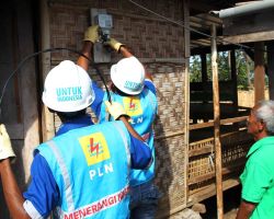 PLN Salurkan Bantuan Penyambungan Listrik Rp 18,6 Miliar untuk Terangi 18.377 Keluarga