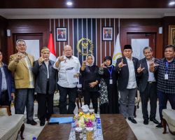 Temui Ketua DPD RI, Aktivis PEACE:&nbsp;</p> <p>Presidential Threshold Kunci Perubahan Bangsa