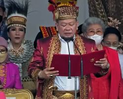 Berpakaian Adat Minang, LaNyalla Baca Teks Proklamasi di Istana Negara
