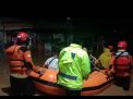 Polisi Bersama BPBD Bantu Evakuasi Korban Banjir di Pasuruan