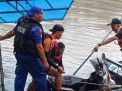 Tim SAR Ditpolairud Polda Jatim Berhasil Evakuasi 9 Motor dan Penumpang Perahu Tambangan Yang Tenggelam