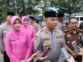 Polres Probolinggo Beserta Bhayangkari dan Awak Media Berbagi Ratusan Takjil Kepada Para Pengendara