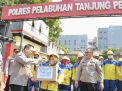 Polres Tanjung Perak Salurkan Bantuan Sembako Untuk Petugas Kebersihan