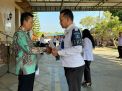 Ucapkan selamat dan berikan cinderamata, Kalapas Pamekasan lepas pegawai yang purna tugas