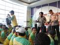 Sambut HUT ke-77 Bhayangkara, Polres Pelabuhan Tanjung Perak Berbagi Sembako ke Ratusan Portir