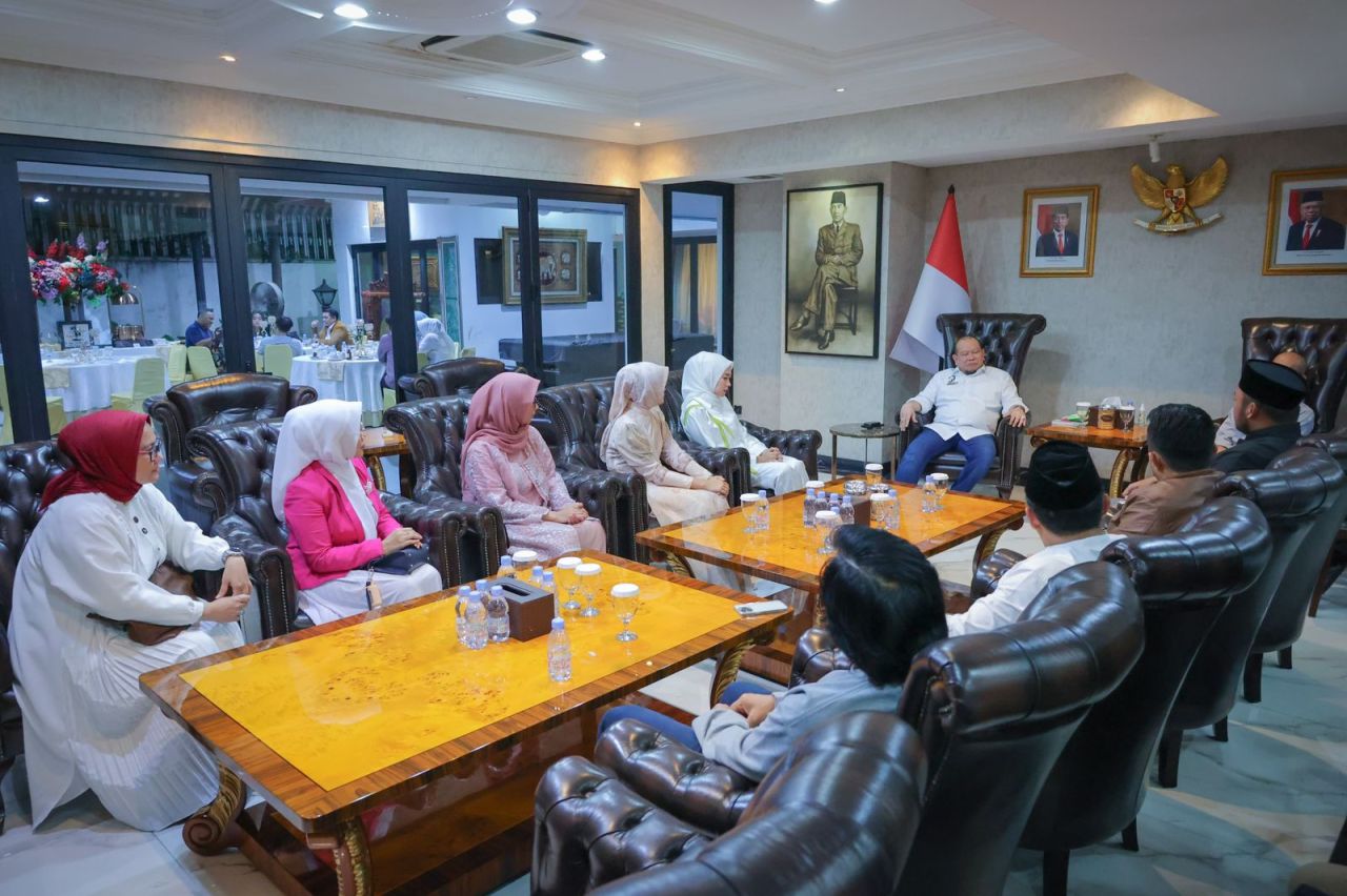 Ketua DPD RI Buka Bersama Senator Terpilih, Komeng Tanya Beda Sistem Indonesia dan Amerika