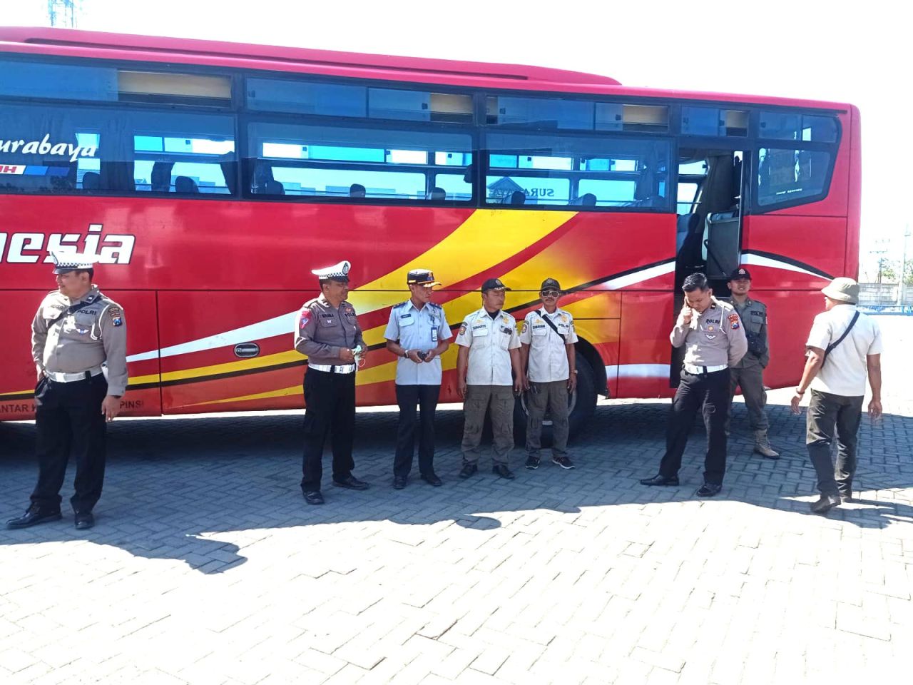 Satlantas Polres Tanjung Perak Lakukan Ramp check di Garasi PO Bus Jaya Utama