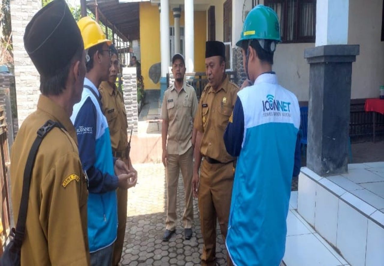PLN Icon Plus Dukung Koneksi Lancar Di Acara Peninjauan Pelayanan Masyarakat Desa Kretek, Bondowoso