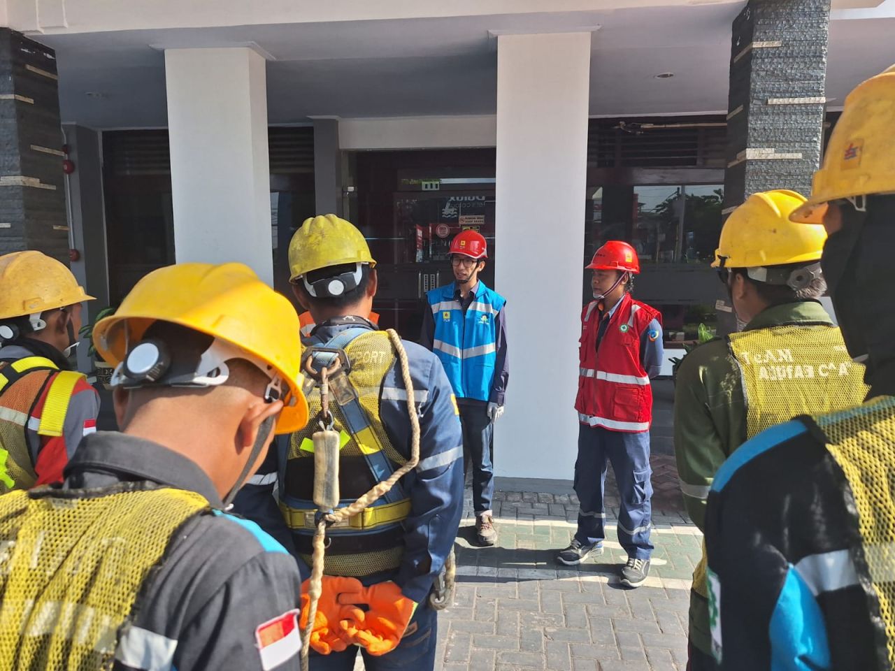 Merajalelanya Kabel Optik Tak Berizin, PLN Icon Plus Melakukan Penataan dan Pendataan Kabel di Tiang PLN Jember